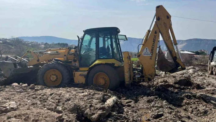 İzmit Belediyesi ekipleri, sel bölgesinde çamura saplanan iş makinesini kurtardı