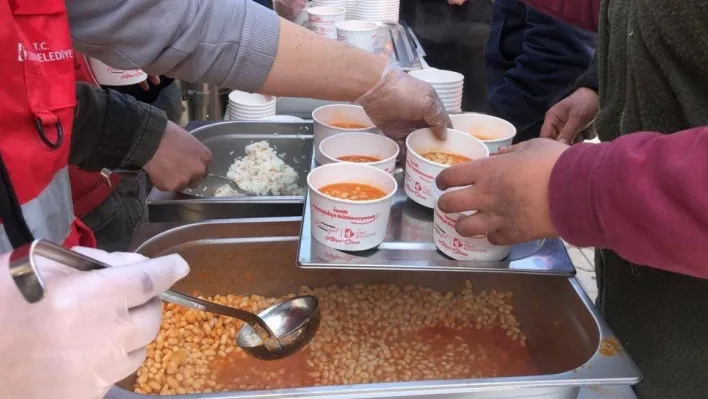 İzmit Belediyesi, Hatay'da sıcak yemek dağıtımına başladı