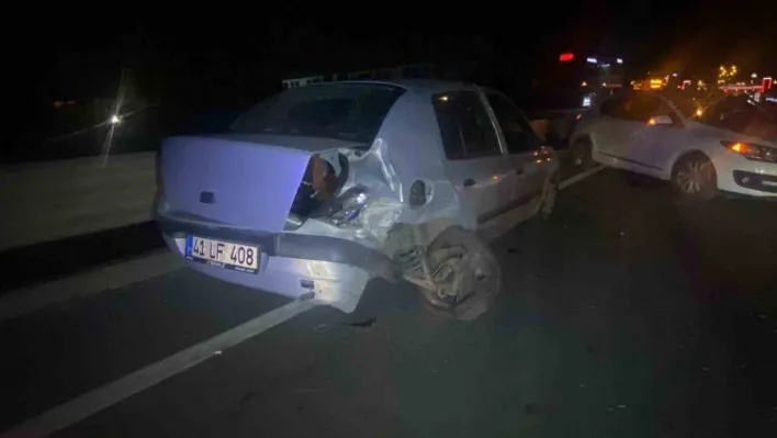 İzmit'te iki otomobil çarpıştı