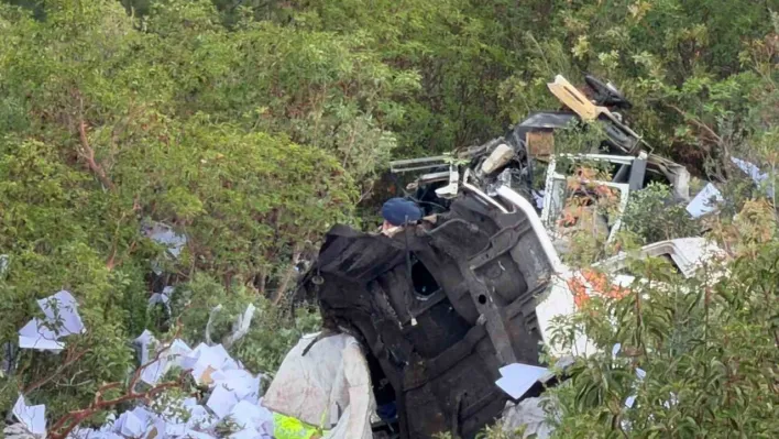 İznik-Yenişehir yolunda tır uçurumdan yuvarlandı: 2 ölü