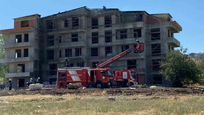 İzolasyon çalışması sırasında çatı alevlere teslim oldu