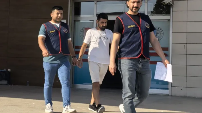 Jandarma aranan zanlıyı kız arkadaşıyla kafede çay içerken yakaladı