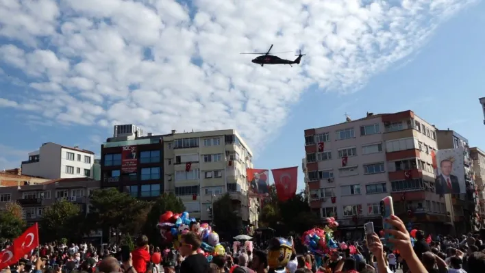 Jandarma helikopterinden müthiş gösteri: Alçak uçuşu görenleri büyüledi