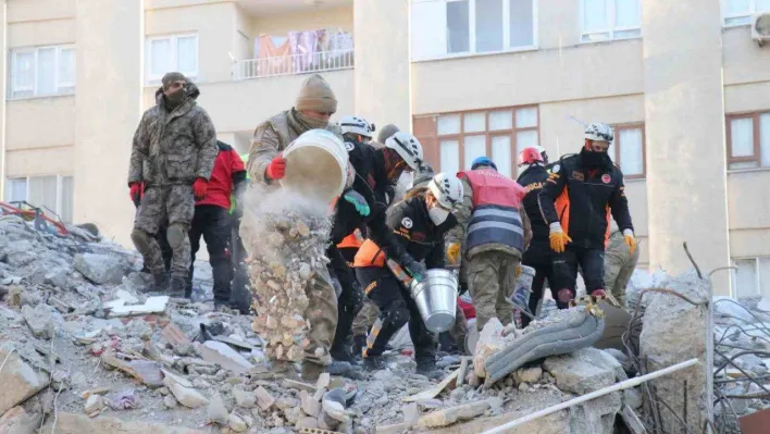 Jandarma termal kameralar ile enkazda arama yapıyor