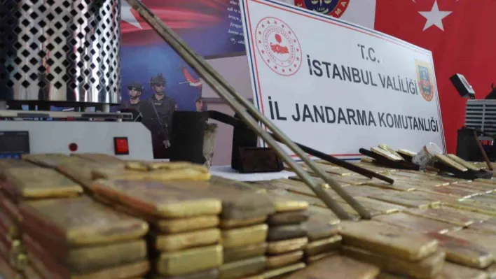 Jandarmanın operasyonunda ele geçirilen 300 kilogram sahte külçe altın sergilendi