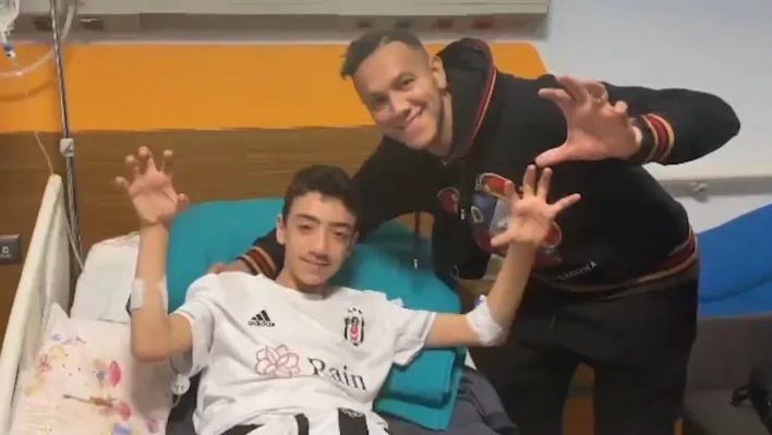 Josef de Souza, depremzede Arda Can ve Cenk ile bir araya geldi