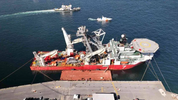 Kabloları denizin tabanına döşeyecek gemi İstanbul'a demirledi