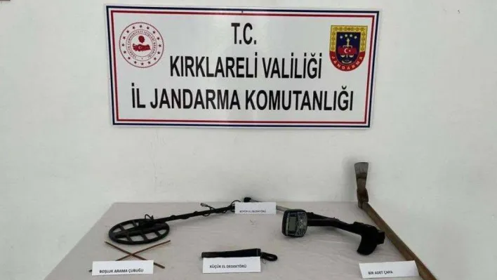 Kaçak kazı yaparken jandarmaya yakalandılar