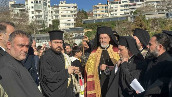 Kadıköy'de 63 yıl sonra haç çıkarma töreni düzenlendi