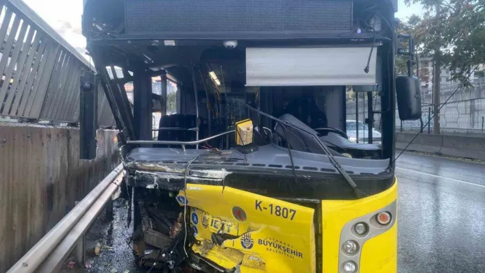 Kadıköy'de alkollü İETT şoförü bariyerlere saplandı: 2 yaralı