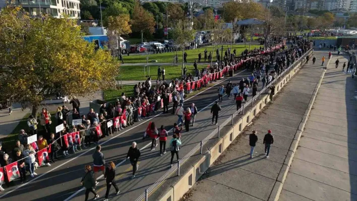 Kadıköy'de binlerce kişi Ata'ya Saygı Zinciri oluşturdu