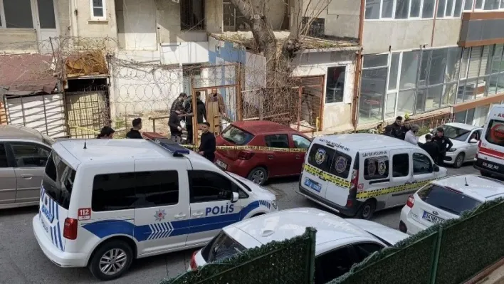 Kadıköy'de güvenlik, tadilattaki hastaneye izinsiz giren kişiyi vurdu