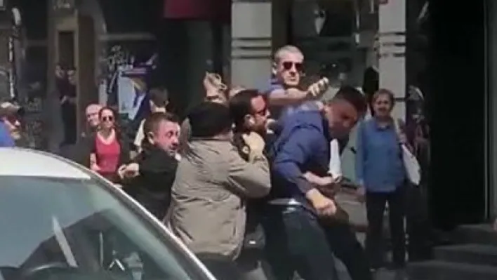 Kadıköy'de iki sürücünün trafikte yumruklu kavgası kamerada