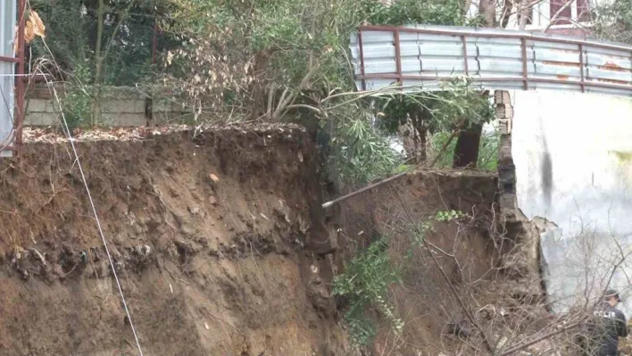 Kadıköy'de istinat duvarı iş makinesinin üzerine çöktü: 1 yaralı