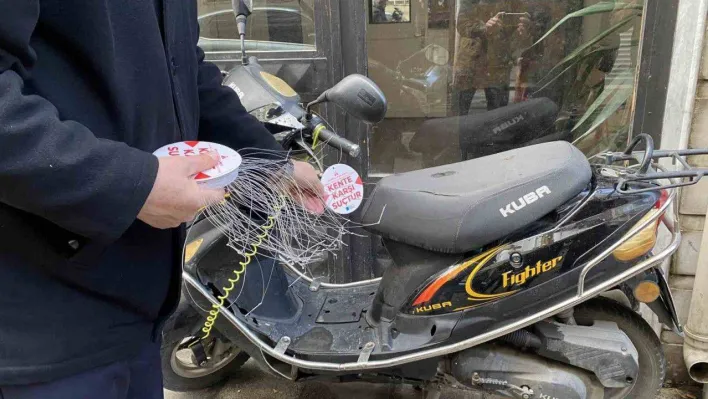 Kadıköy'de kaldırımları işgal eden motosikletlere 'kente karşı suçtur' yazılı etiket asıldı