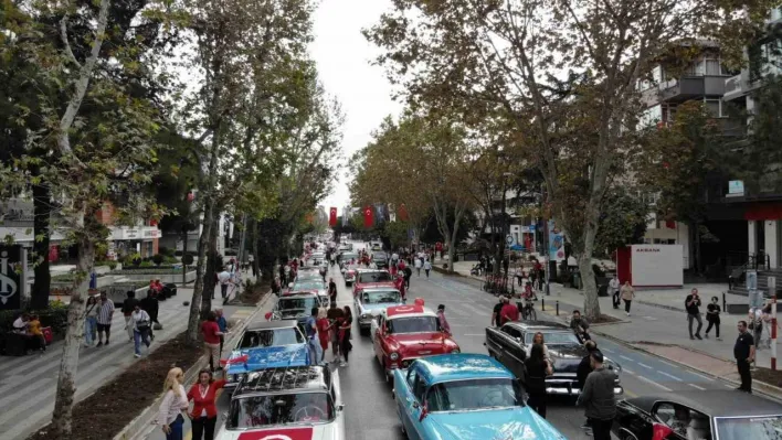 Kadıköy'de klasik otomobillerle 100. Yıl konvoyu dron ile görüntülendi