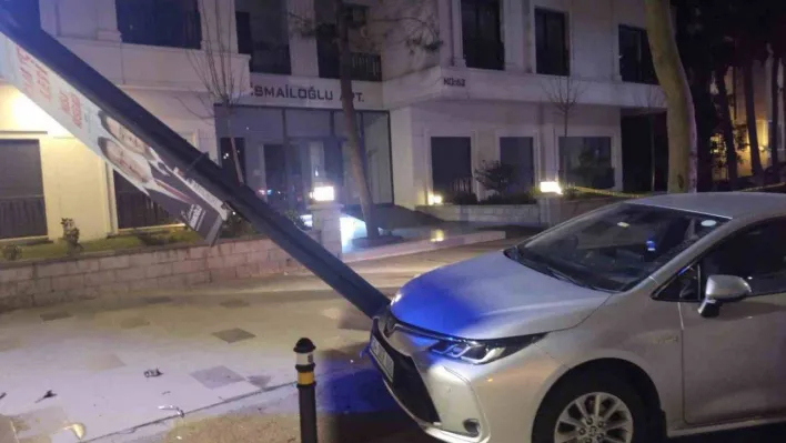 Kadıköy'de kontrolden çıkan araç park halindeki otomobile çarptı: 2 yaralı