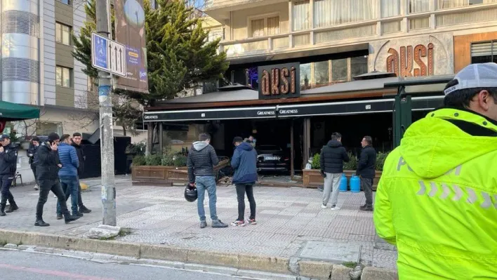 Kadıköy'de kontrolden çıkan lüks otomobil restorana daldı