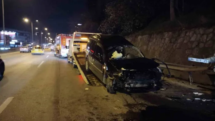 Kadıköy'de kontrolden çıkan otomobil önündeki araca çarpıp bariyere savruldu: 1 yaralı