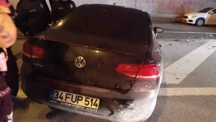 Kadıköy'de kontrolden çıkan otomobil bariyere çarptı: 3 yaralı