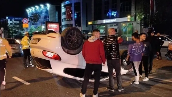 Kadıköy'de makas atan araç takla atarak motosikletin üzerine düştü: 1 ağır yaralı