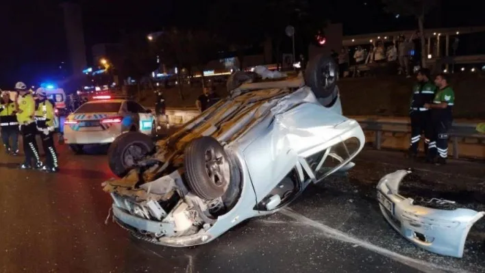 Kadıköy'de otomobil hafif ticari araca çarpıp takla attı: 4 yaralı