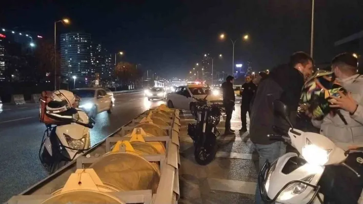 Kadıköy'de otomobil motosiklete çarptı: 1 yaralı