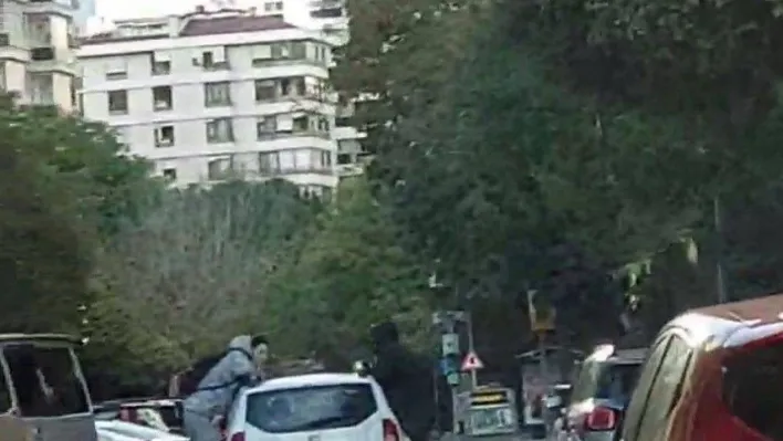 Kadıköy'de otomobilin çatısına asılan gençlerin tehlikeli yolculuğu