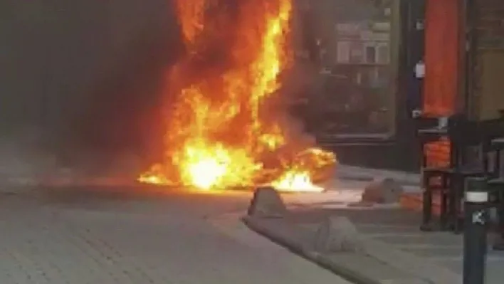 Kadıköy'de seyir halindeki motosiklet alev topuna döndü