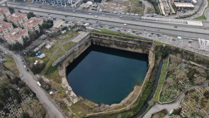 Kadıköy'de su dolan inşaat sahasını 'Google Maps' göl olarak gösteriyor