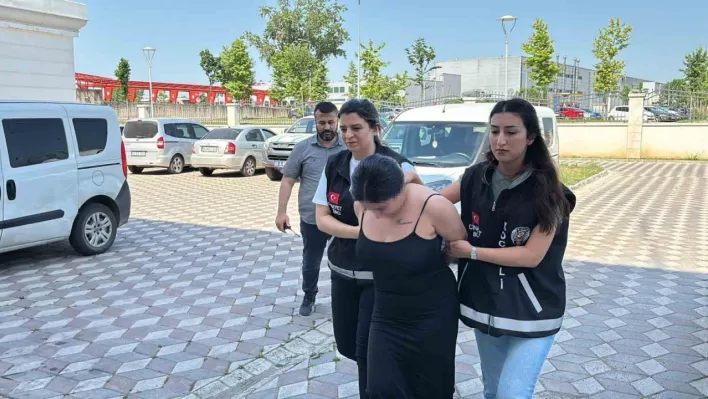 Kadın maganda genç kızlara dehşeti yaşattı: 'Öldürürüm seni'