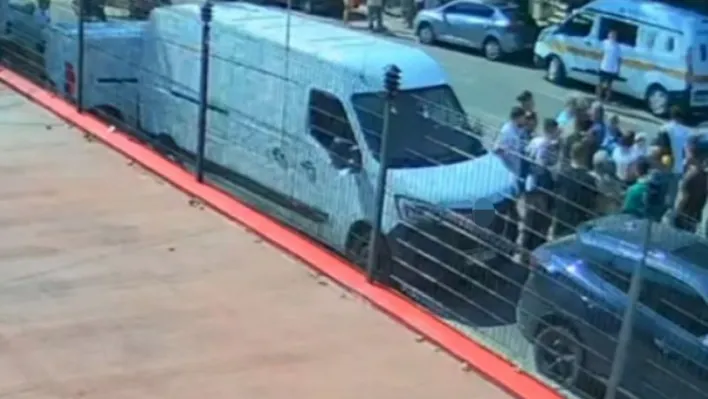 Kadın muhabire görevi başında linç girişimi kamerada: 'Paramparça ederiz'