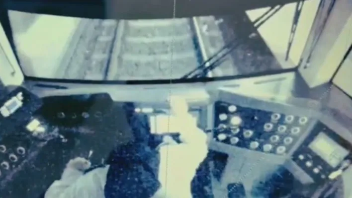 Kadın vatmanın refleksi, rayların üstüne düşen adamı ölümden böyle kurtardı