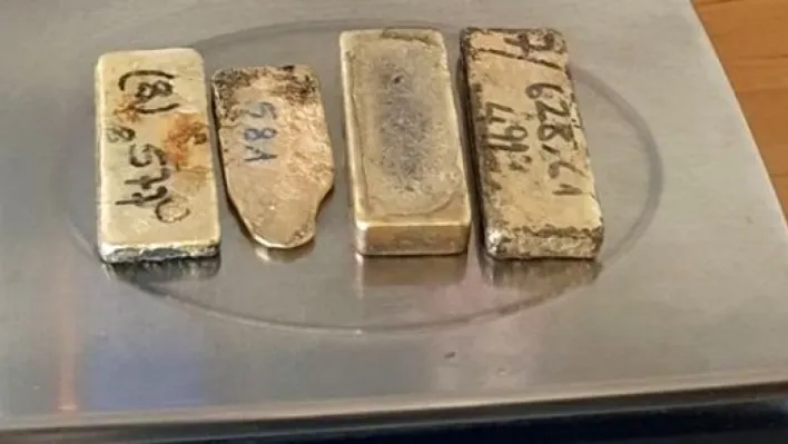 Kadın yolcu iç çamaşırına ve koltuk altlarına gizlediği 2 kilo altın ile yakalandı