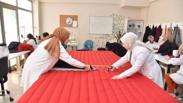 Kadınlar depremzedeler için üretiyor