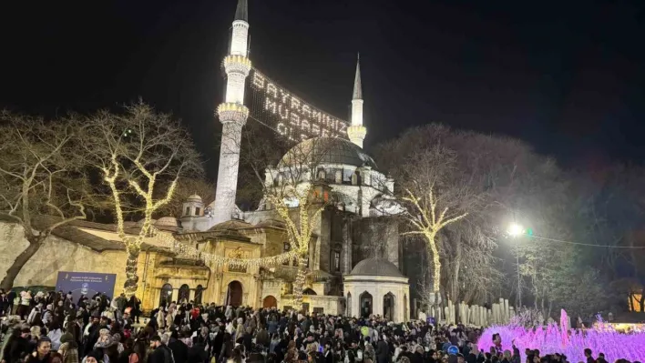 Kadir Gecesi nedeniyle binlerce insan Eyüpsultan Camii'ne akın etti
