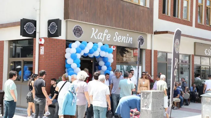 Kafe Senin, hizmete girdi