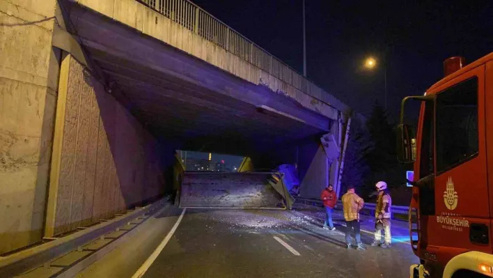 Kağıthane'de damperi açılan kamyon ortalığı savaş alanına çevirdi: 1 yaralı