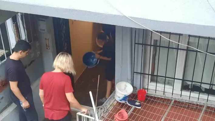 Kağıthane'de evleri su bastı, bir anne ve bebeği mahsur kaldı