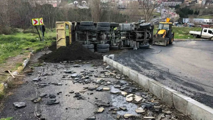 Kağıthane'de kum yüklü kamyon devrildi: 1 yaralı