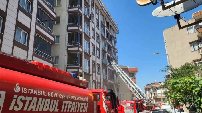 Kağıthane'de prizden çıkan yangında 1'i çocuk 7 kişi dumandan etkilendi