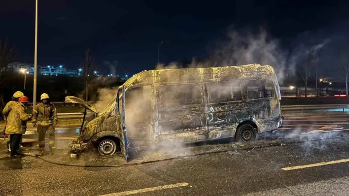 Kağıthane'de servis minibüsü yanarak kullanılamaz hale geldi