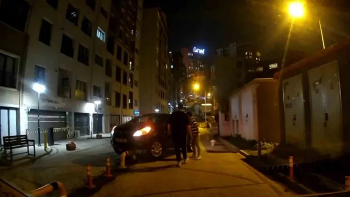 Kağıthane'de ters yöne giren sürücü bariyere çıkarak askıda kaldı, o anlar kamerada