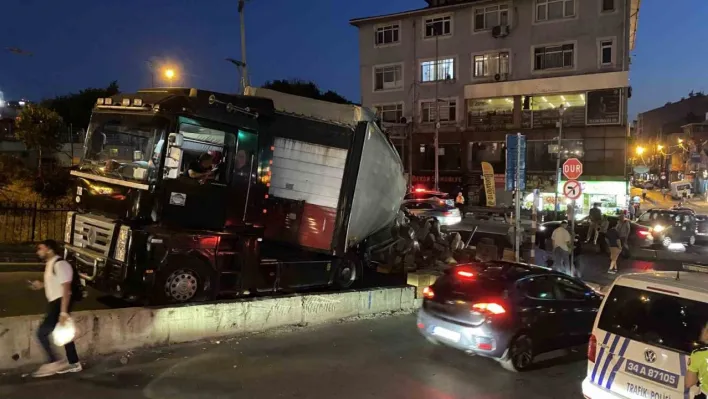 Kağıthane'de virajı alamayan tırın dorsesi yan yattı, tonlarca ürün yola saçıldı