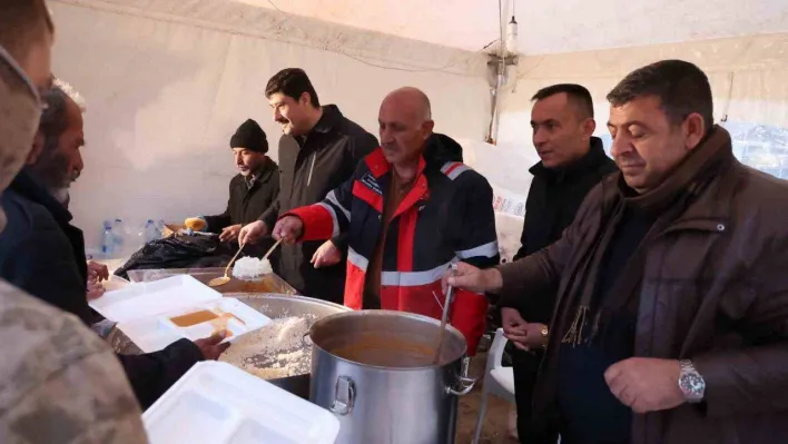 Kahramankazan Belediyesi Doğanşehir'de iftar çadırı kurdu