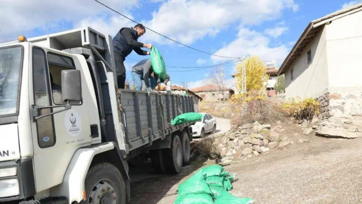 Kahramankazan Belediyesi, ihtiyaç sahibi 700 haneye 500 ton kömür yardımında bulunuyor