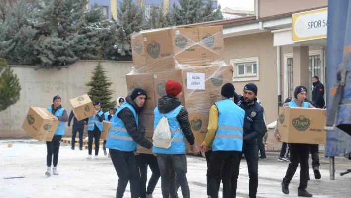 Kahramankazan'dan deprem bölgesine 2 tır dolusu yardım