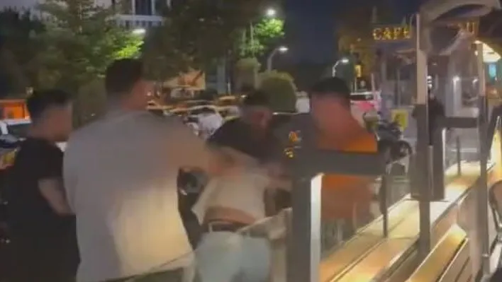 Kahve zincirinde iki grup arasında kavga çıktı, ortalık savaş alanına döndü
