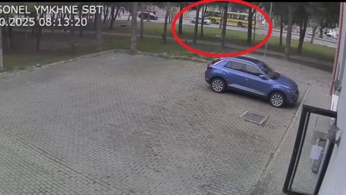 Kampüs içinde belediye otobüsü kadına çarptı: Kaza anı kamerada