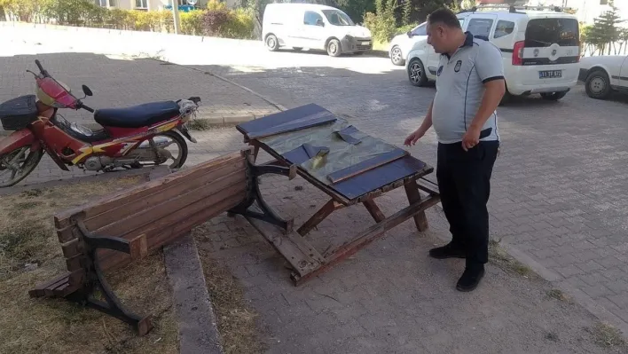 Kamu malına zarar şahıs veren güvenlik kamerasına takıldı